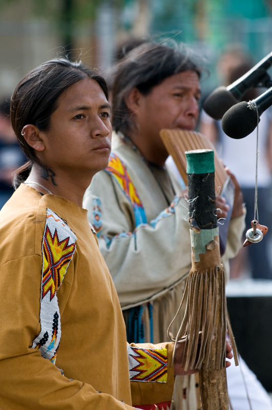20 Tromssa 2.jpg - autenttiset viikingit puhaltelivat Tromsan torilla erilaisiin putkiin